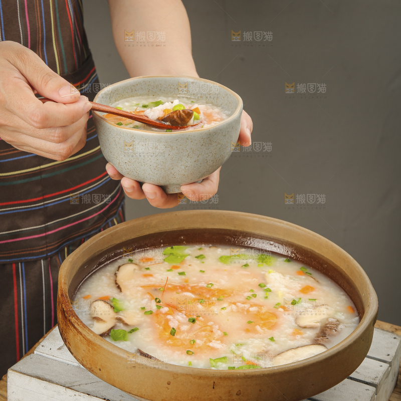 碗里的海鲜粥