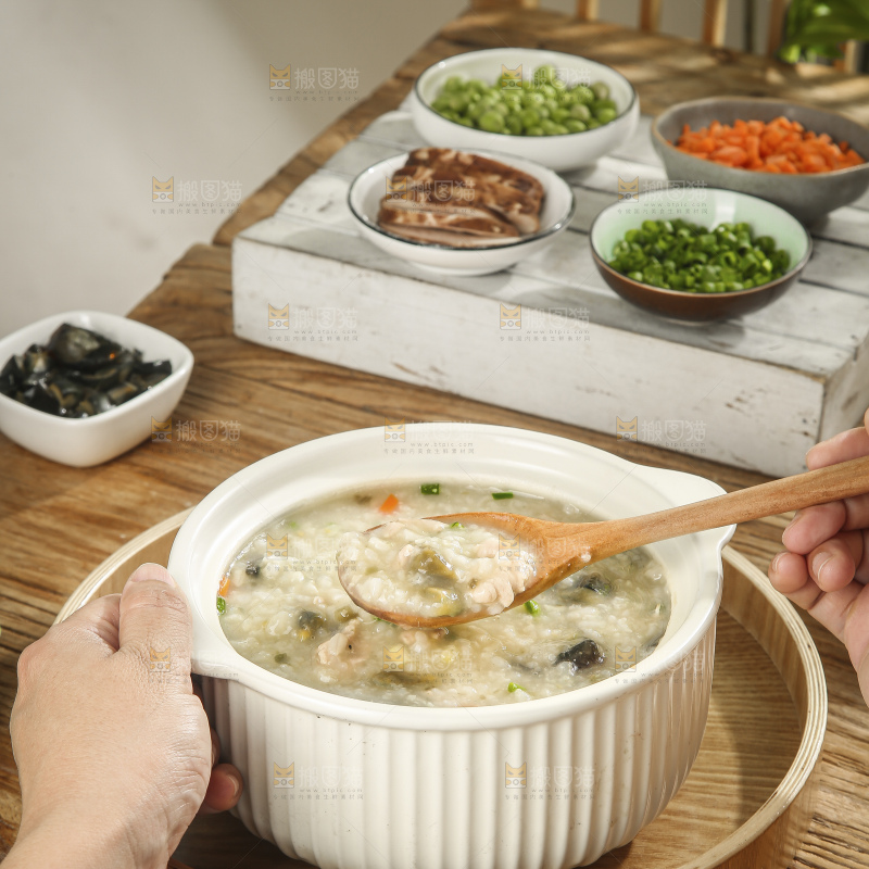 碗里的皮蛋瘦肉粥