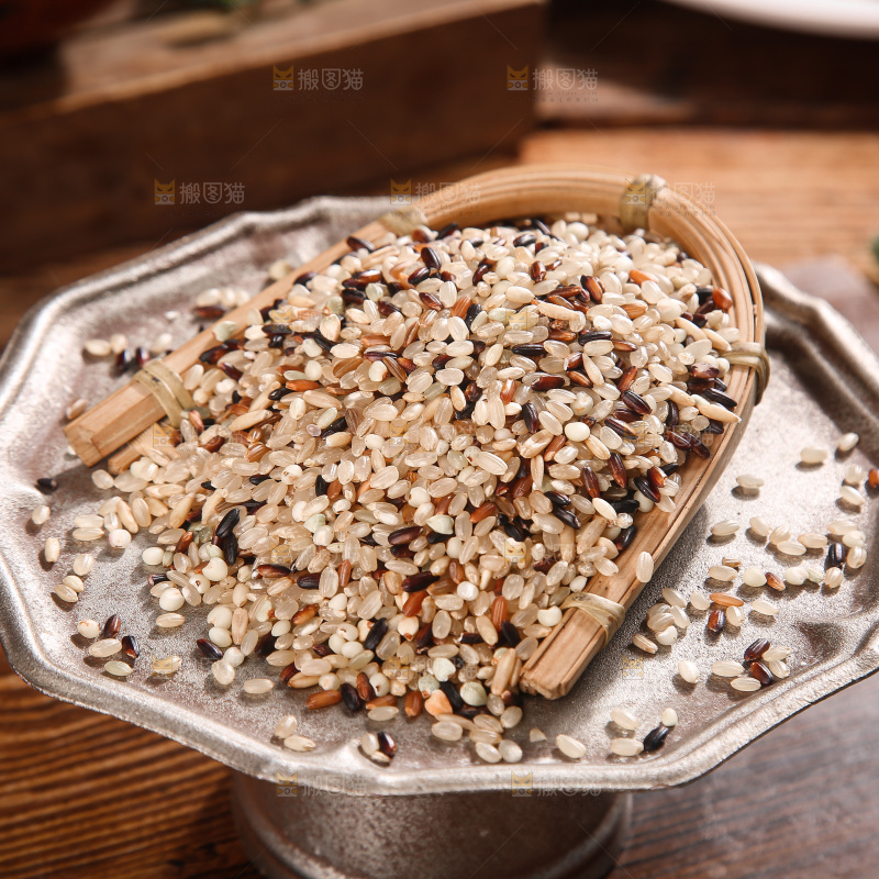 深底上的三色糙米