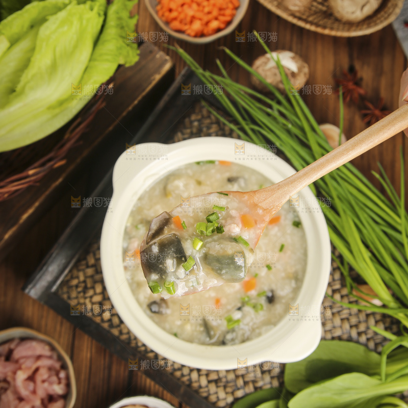 碗里的皮蛋瘦肉粥