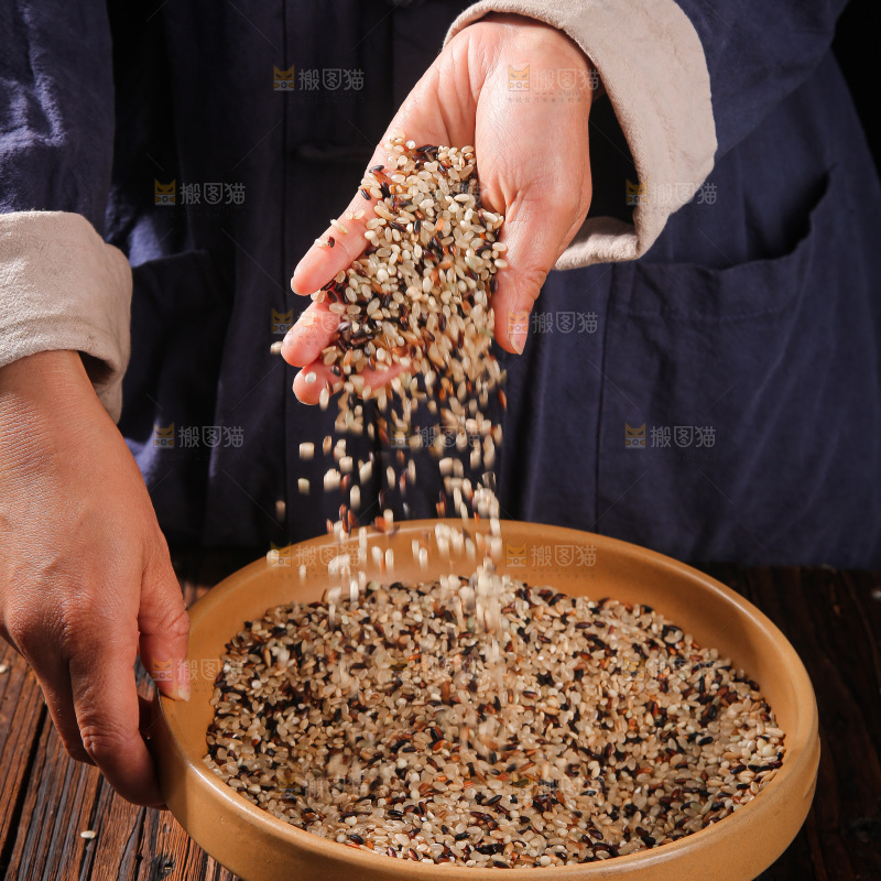 深底上的三色糙米
