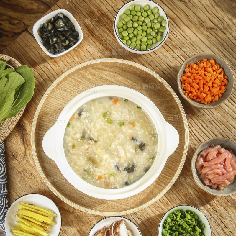 碗里的皮蛋瘦肉粥