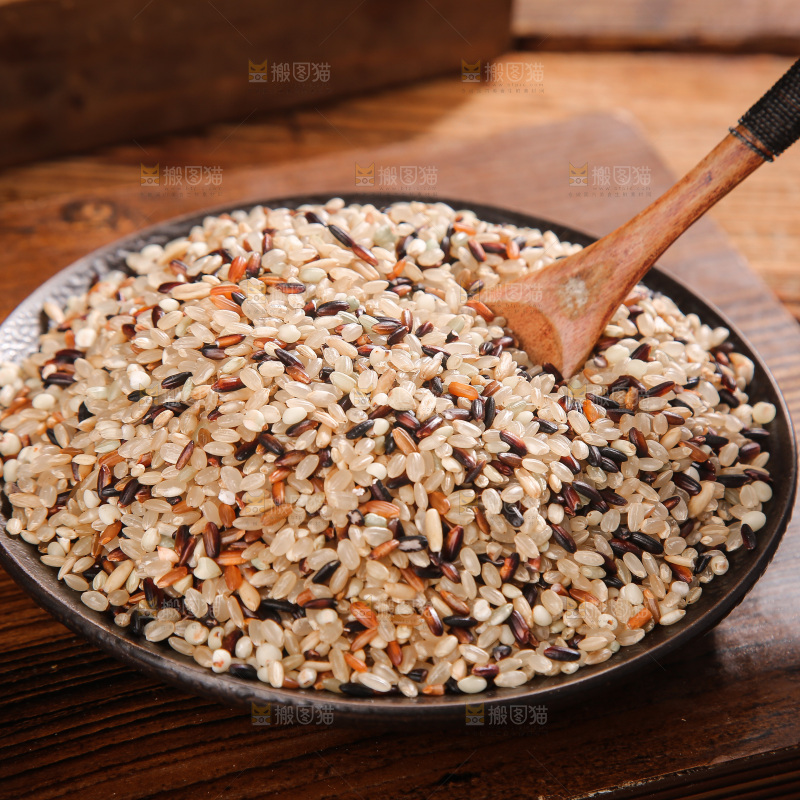 深底上的三色糙米