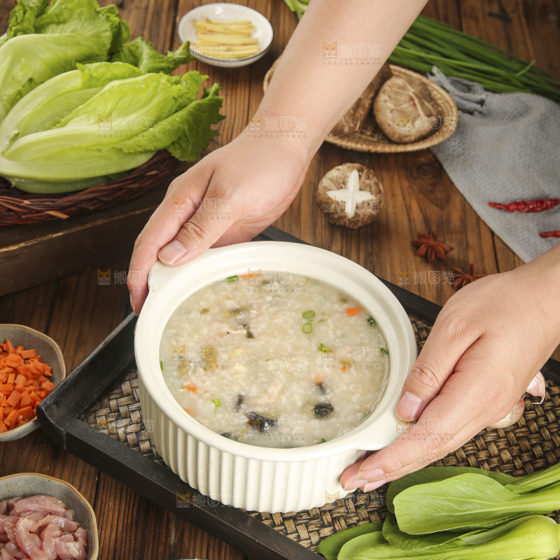 碗里的皮蛋瘦肉粥