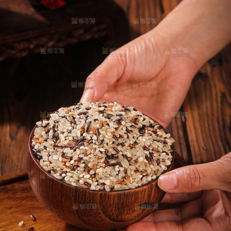 深底上的三色糙米