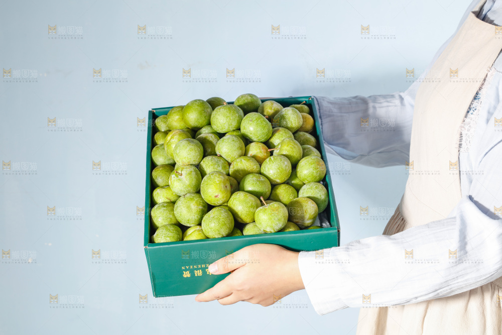 手里拿着脱骨李