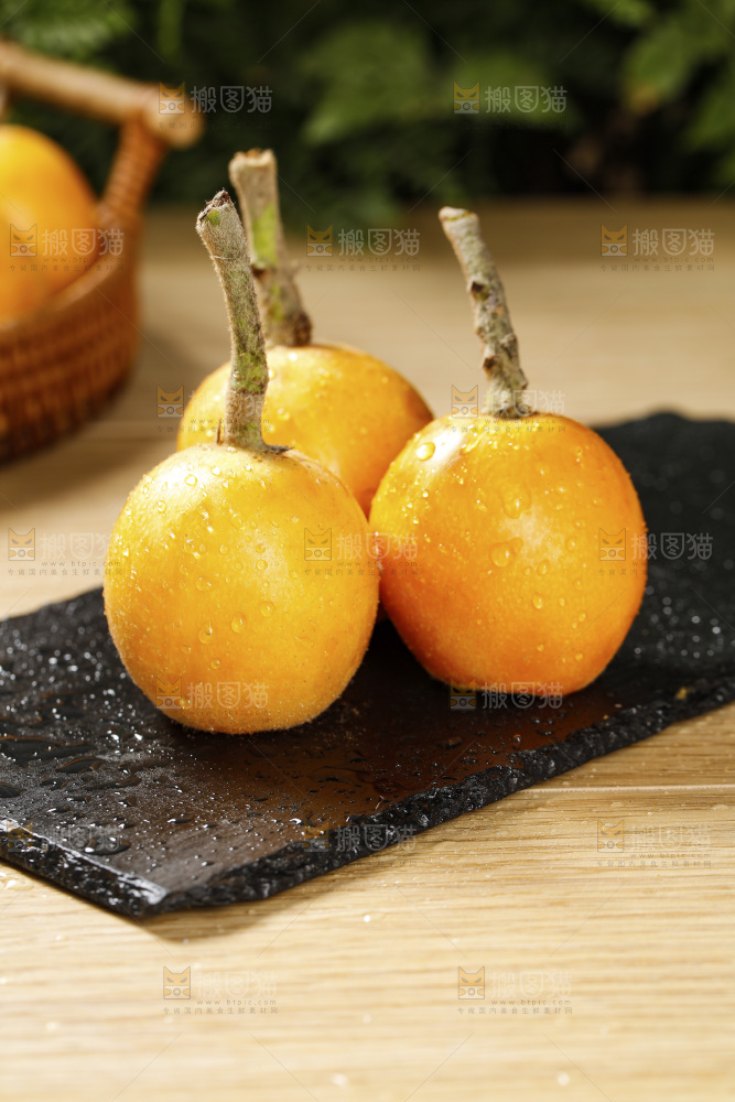 深底上的枇杷