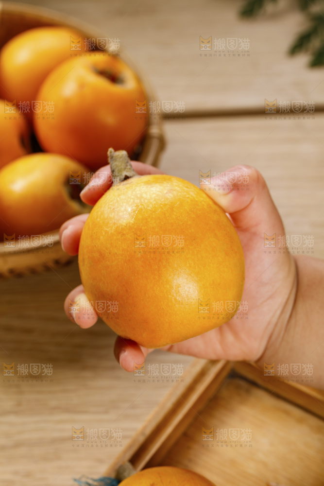 深底上的枇杷