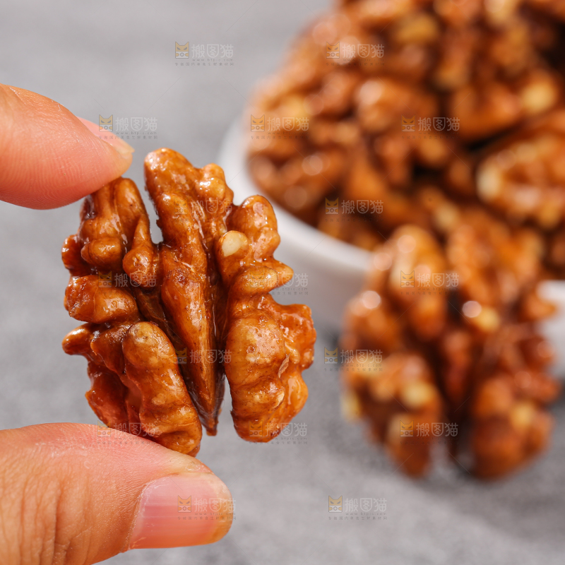 深底上的琥珀核桃