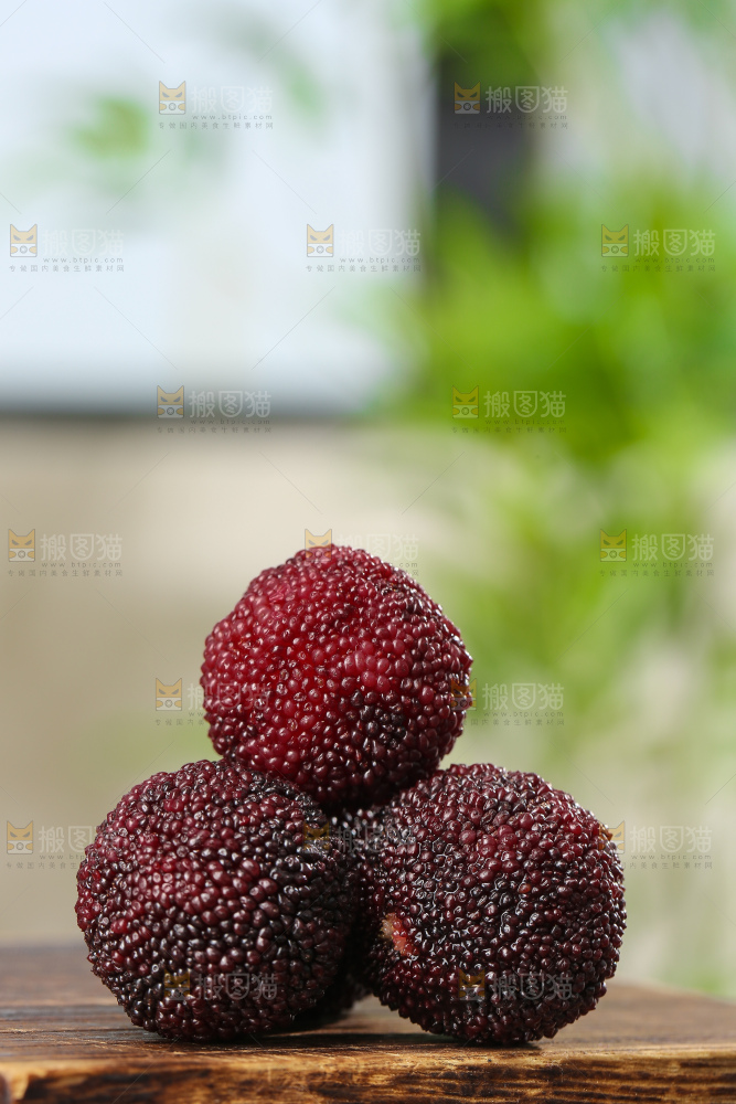 木底上的新鲜杨梅