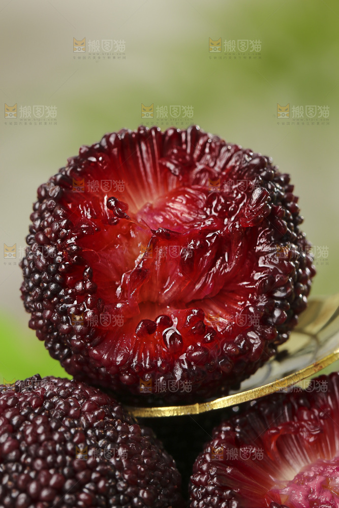 木底上的新鲜杨梅