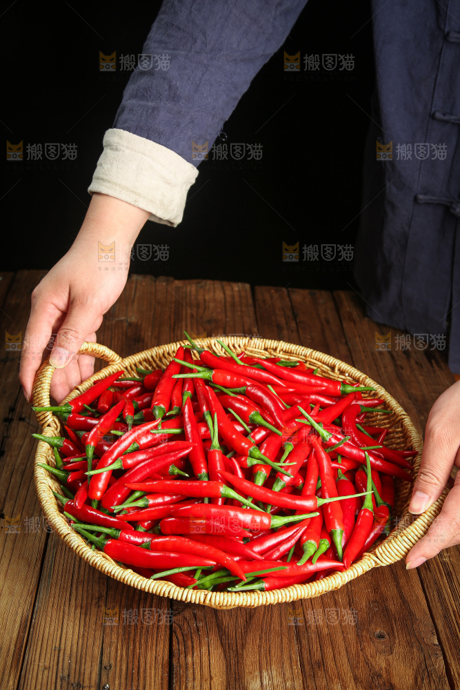 木底上的小米椒
