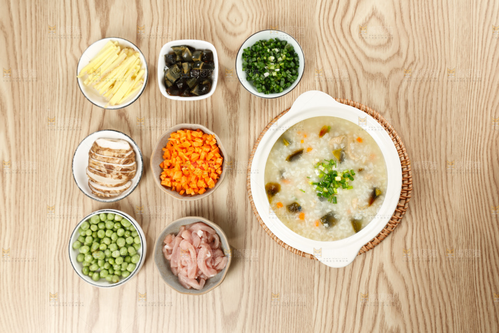 桌子上的皮蛋瘦肉粥