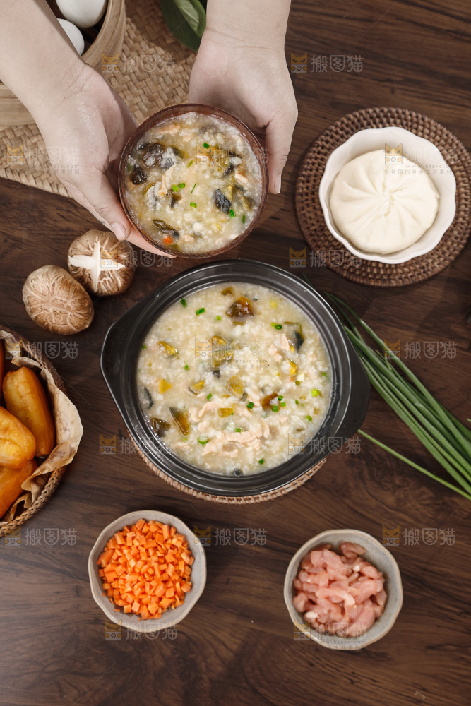 深底上的皮蛋瘦肉粥
