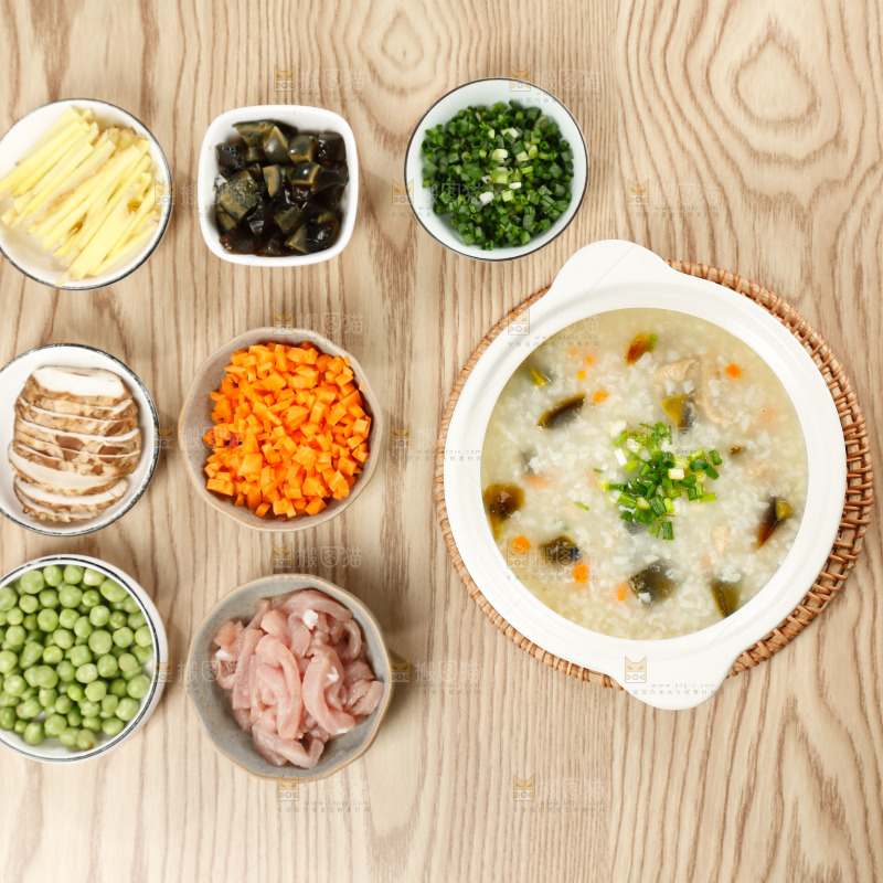 桌子上的皮蛋瘦肉粥