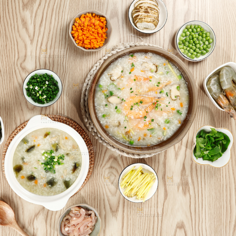 桌子上的时蔬鲜虾粥