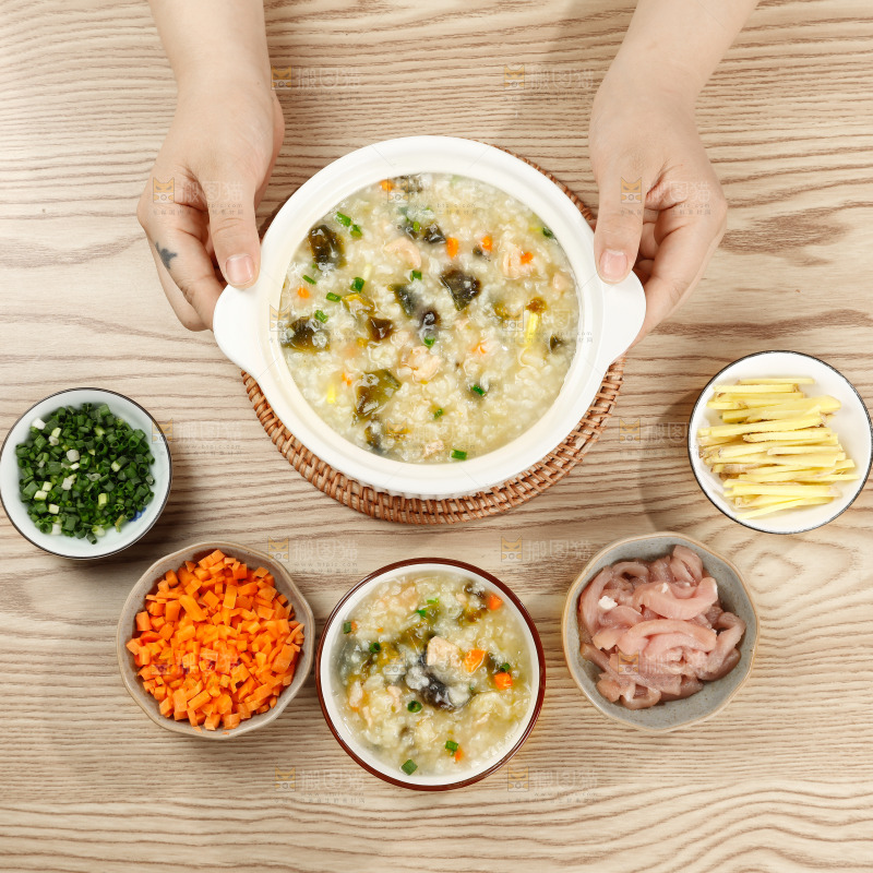 桌子上的皮蛋瘦肉粥