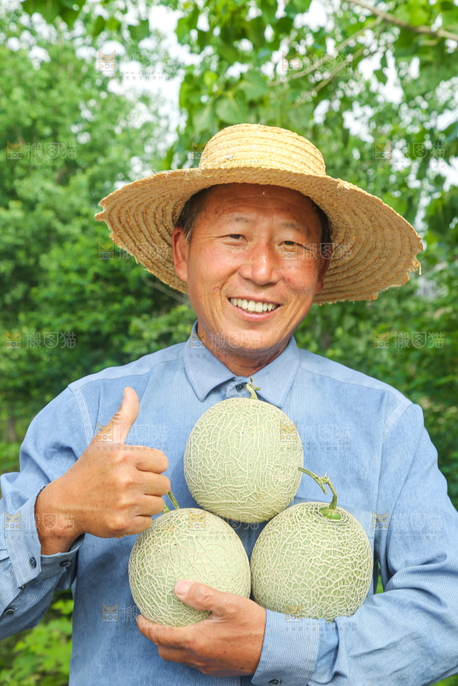 手里拿着玫珑蜜瓜