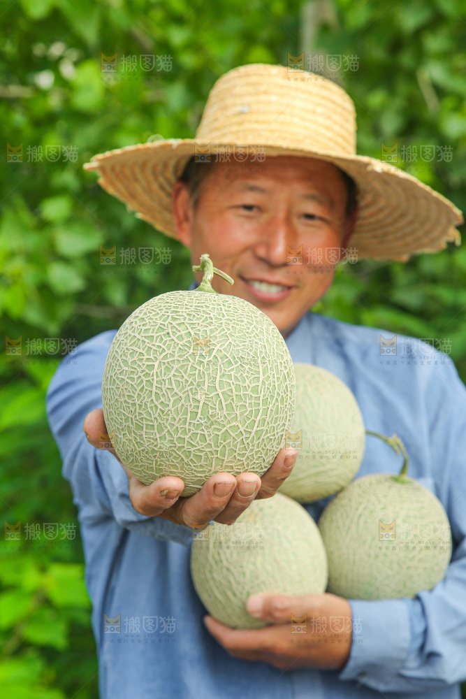 手里拿着玫珑蜜瓜