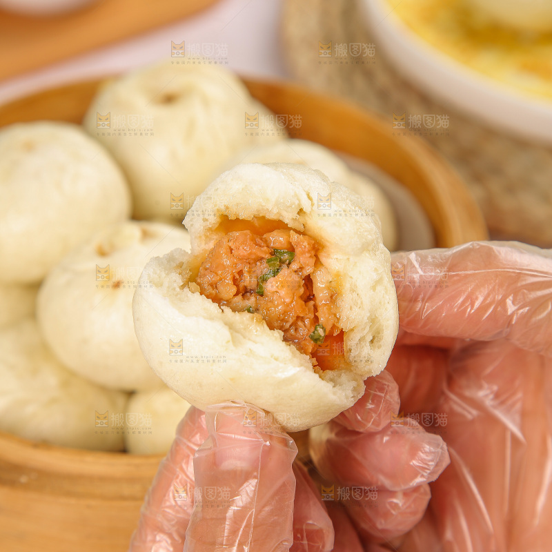 浅底上的鲜肉小笼包