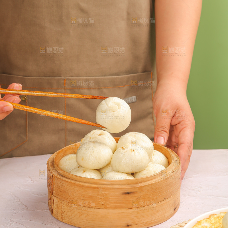 浅底上的鲜肉小笼包