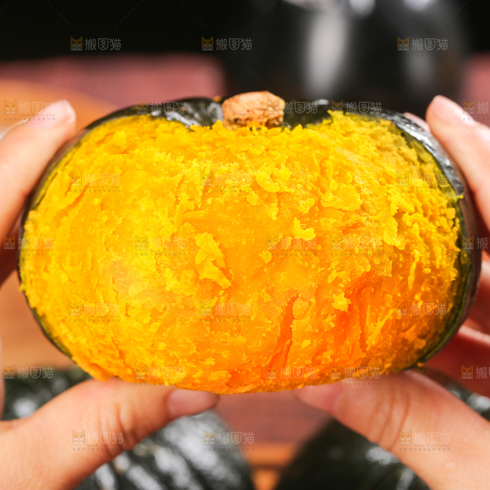 木底上的贝贝南瓜