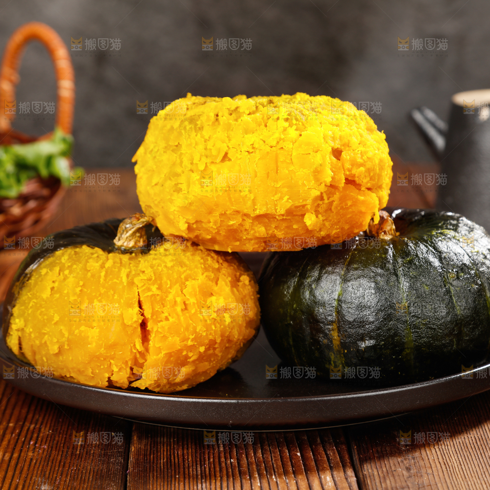 木底上的贝贝南瓜