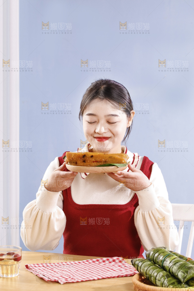正在吃着猪肉灰水粽
