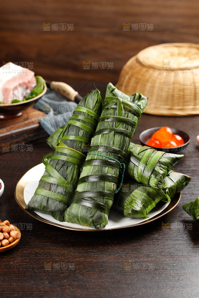 深底上的猪肉灰水粽