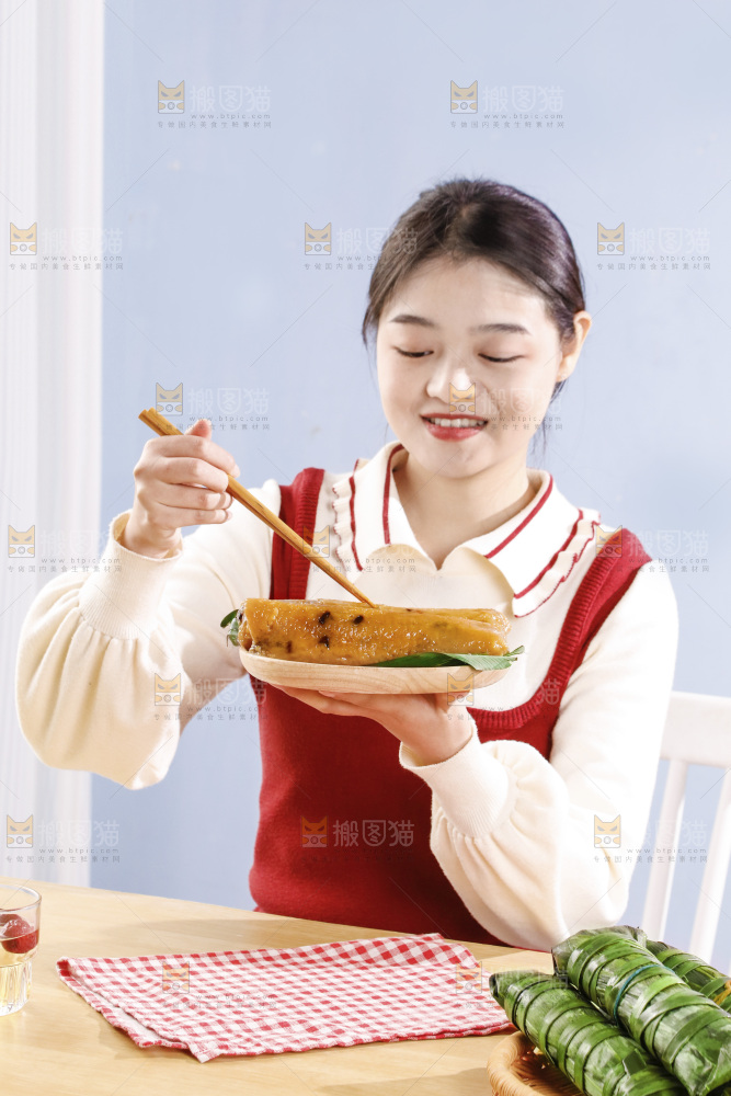 正在吃着猪肉灰水粽