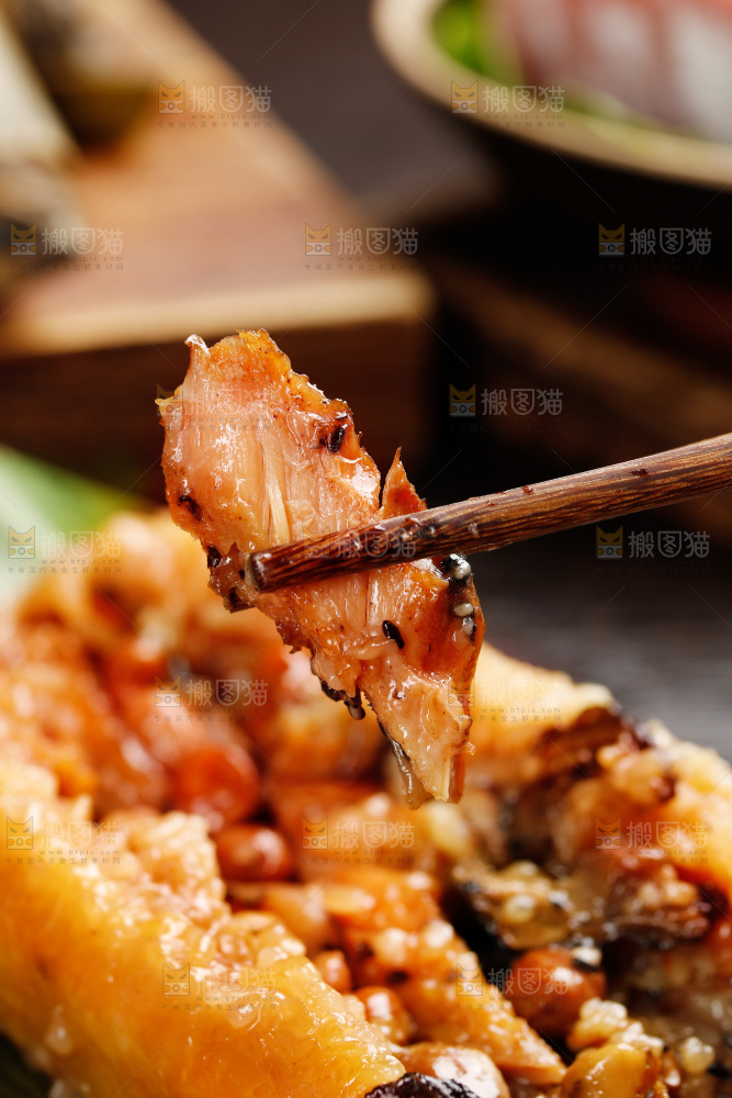 深底上的猪肉灰水粽