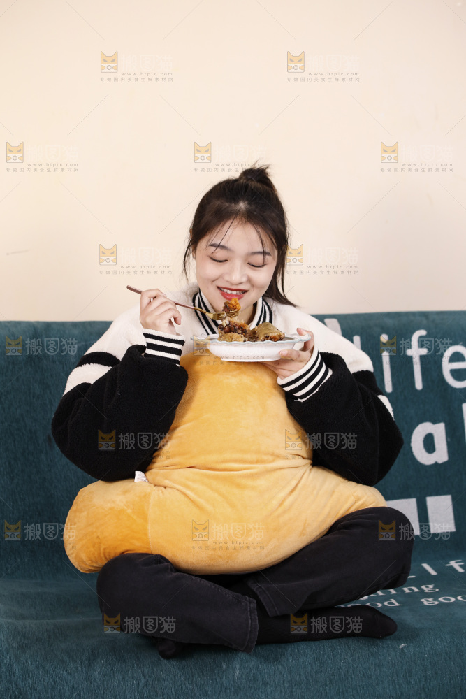 正在吃着猪肉灰水粽