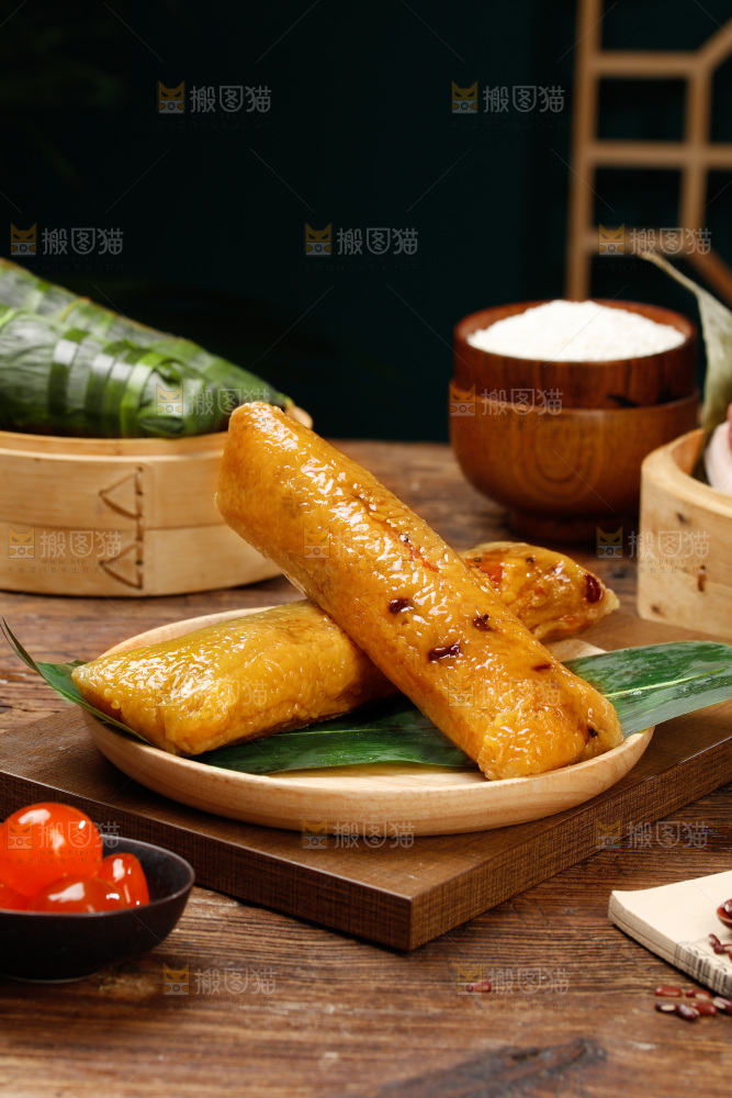深底上的猪肉灰水粽