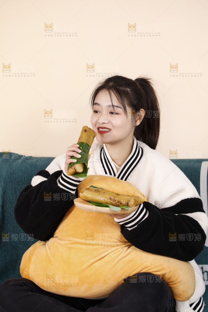 正在吃着猪肉灰水粽