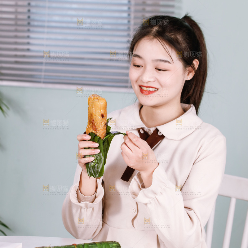 正在吃着猪肉灰水粽