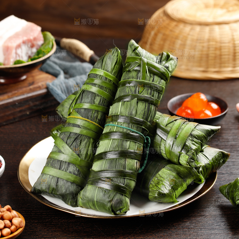 深底上的猪肉灰水粽