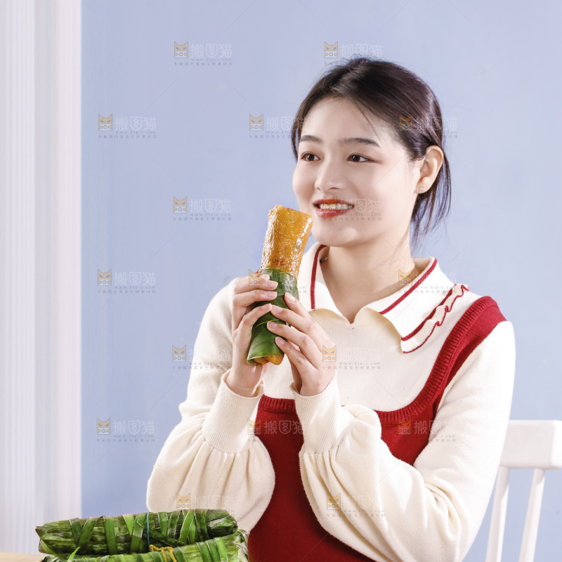 正在吃着猪肉灰水粽