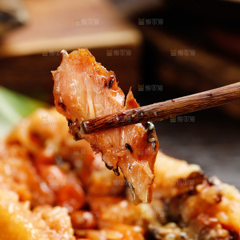 深底上的猪肉灰水粽