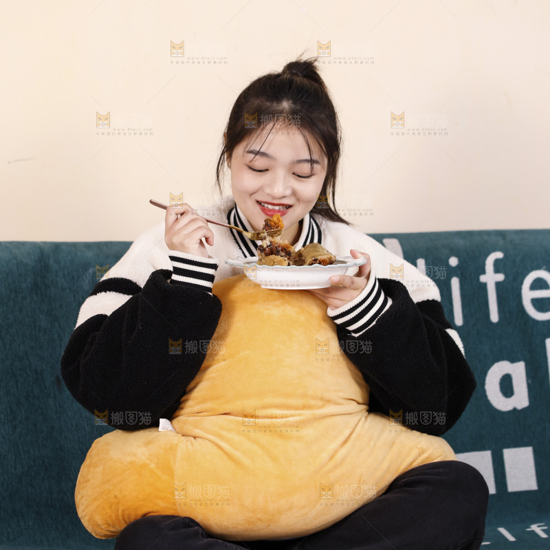 正在吃着猪肉灰水粽
