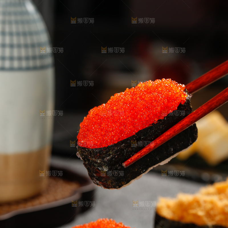 深底上的寿司拼盘