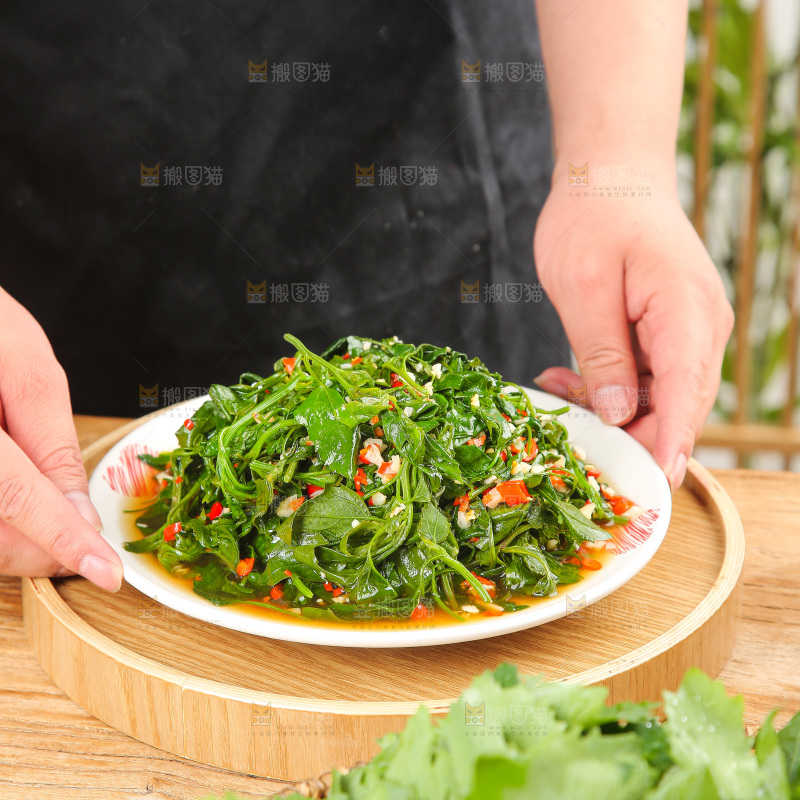 木底上的凉拌灰灰菜
