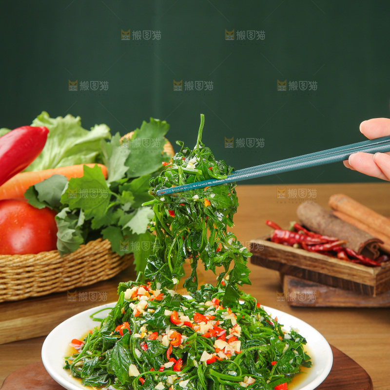 木底上的凉拌灰灰菜
