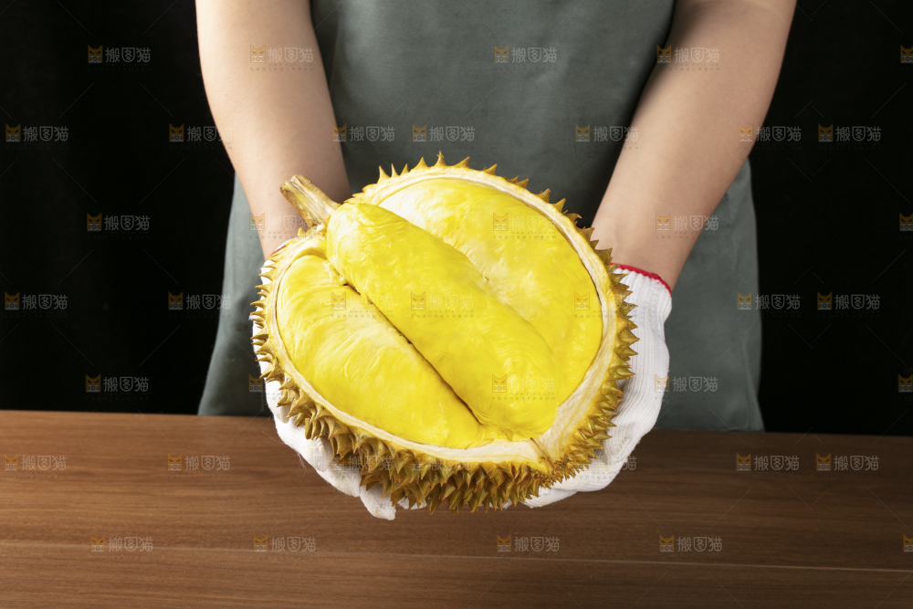 木底上的金枕榴莲