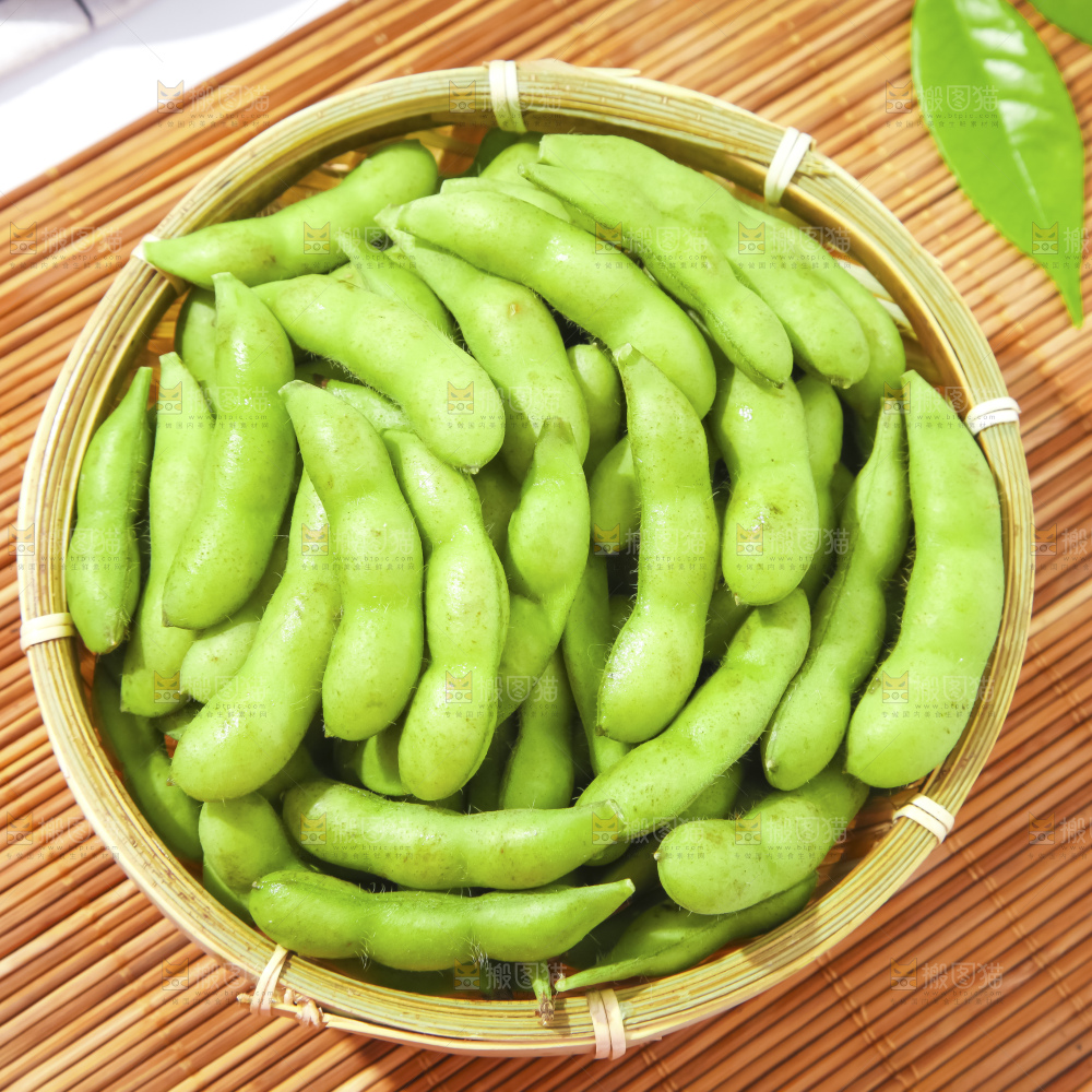 深底上的新鲜毛豆