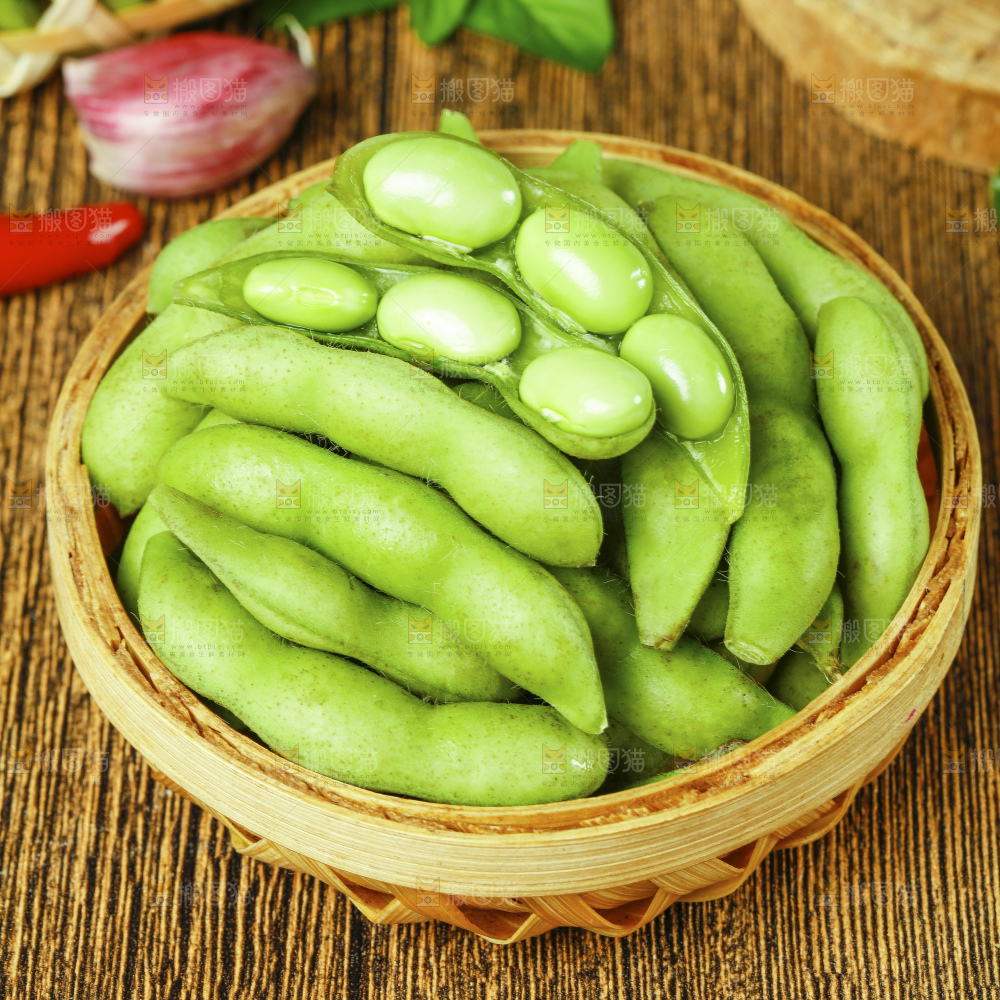 深底上的新鲜毛豆