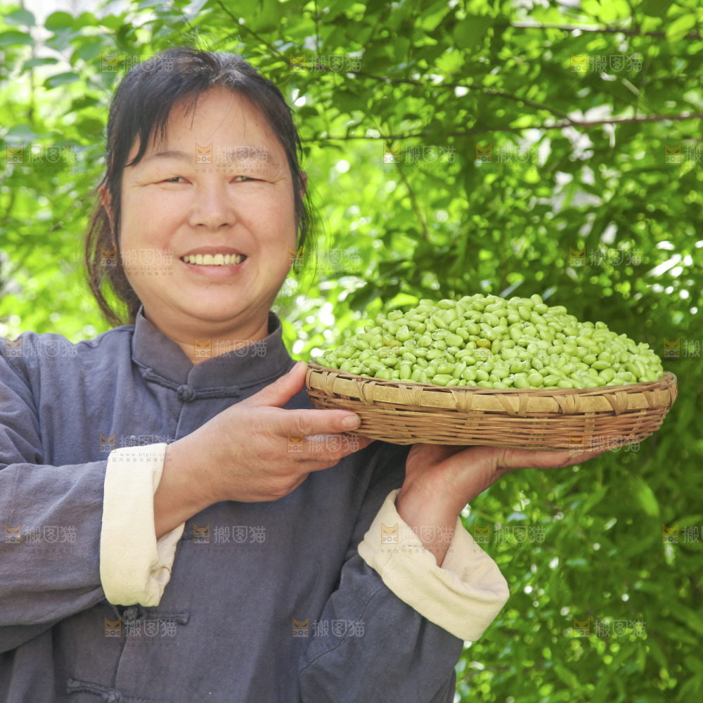 手里拿着毛豆仁