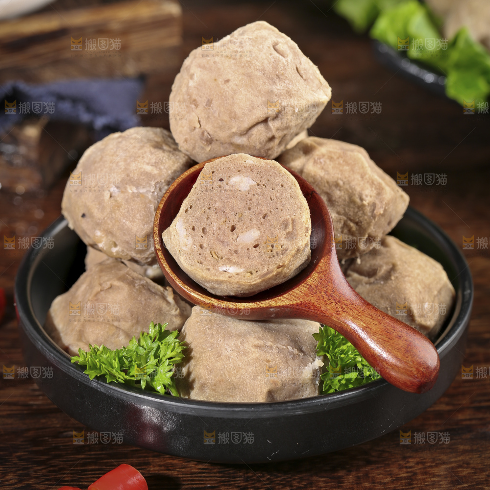 深底上的牛肉丸