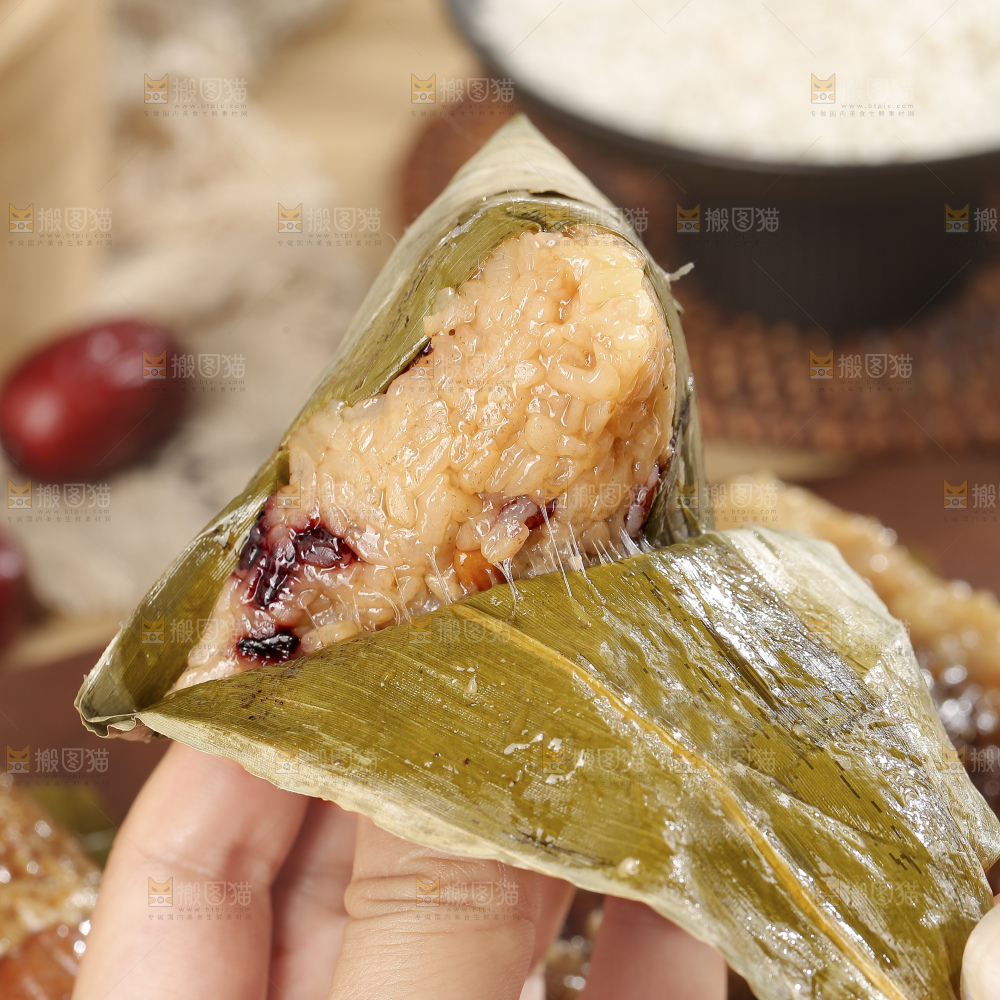 木底上的糯米粽子
