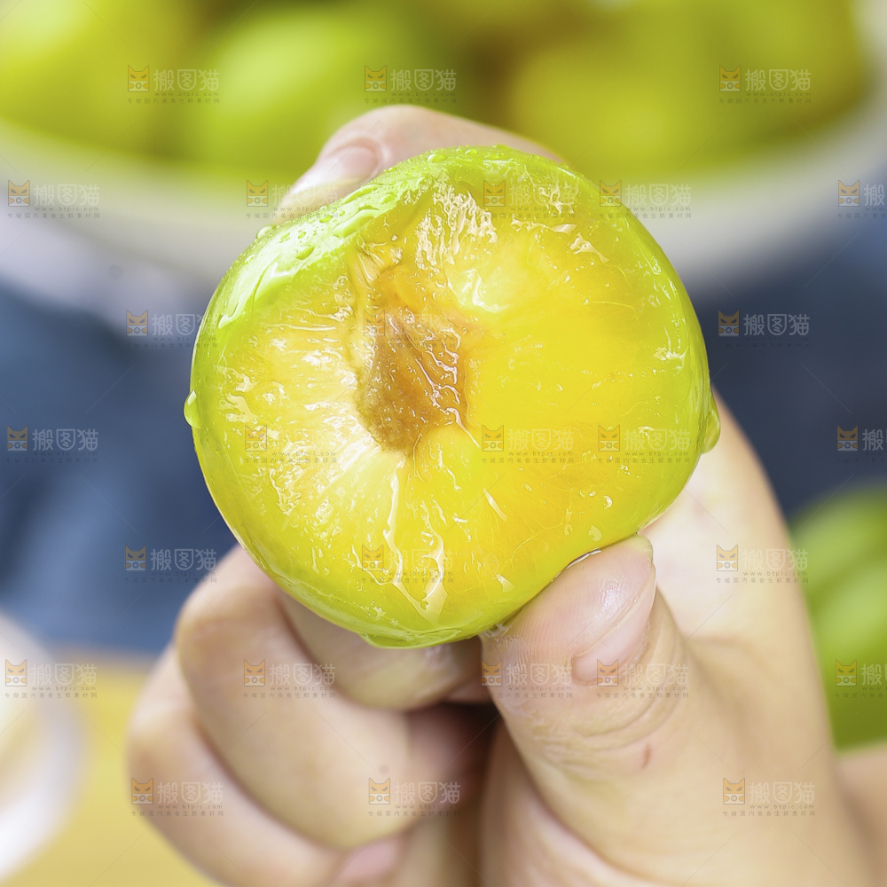 手里拿着蜂糖李