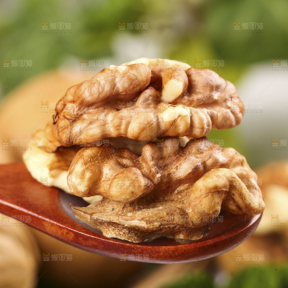 浅底上的核桃仁